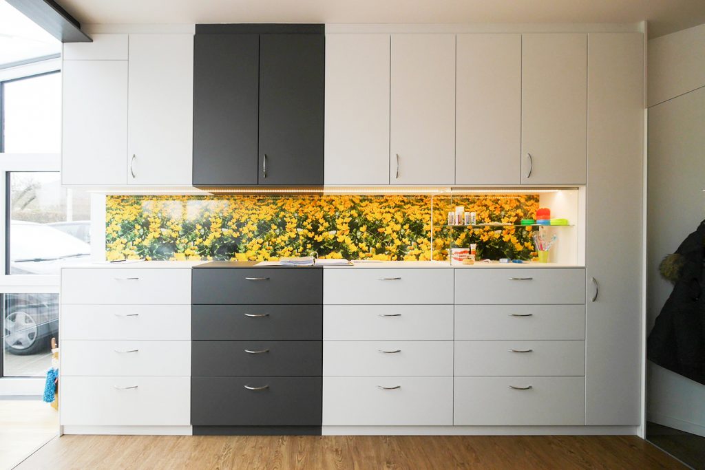 Aktenschrank mit vielen Schubladen für Patientenakten. Rückwand aus Dekorfolie mit Motiv, diese kann bei Bedarf problemlos gewechselt werden.