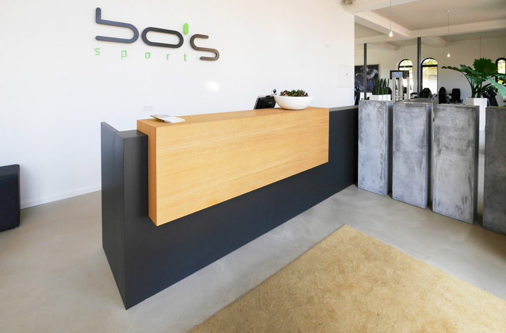 Empfangstheke/ Anmeldung anthrazit lackiert mit Eiche Kubus als Blickfang.