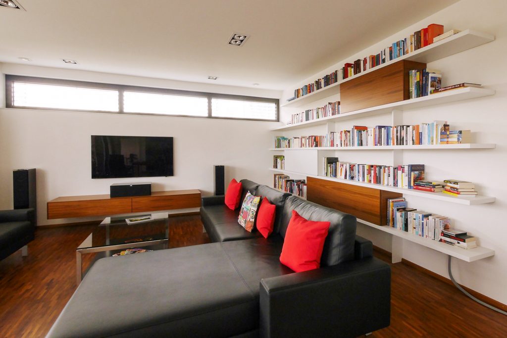 Leichtes Wohnzimmermöbel aus Weißlack und Nussbaum Furnier.