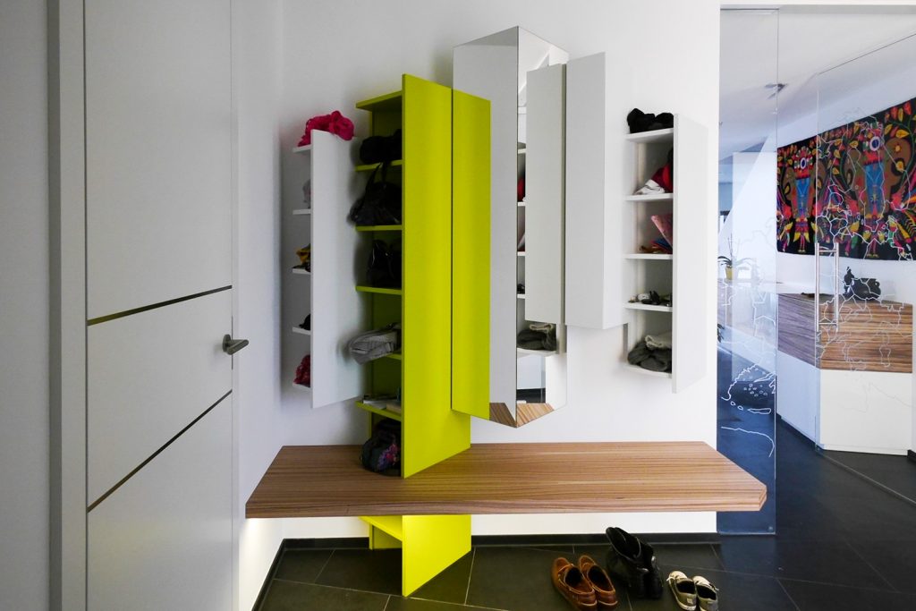 Garderobenelement mit drei offenen Regalelementen und zwei grifflos zu öffnenden Kuben. Schreinerei Hartmann, Ellhofen.