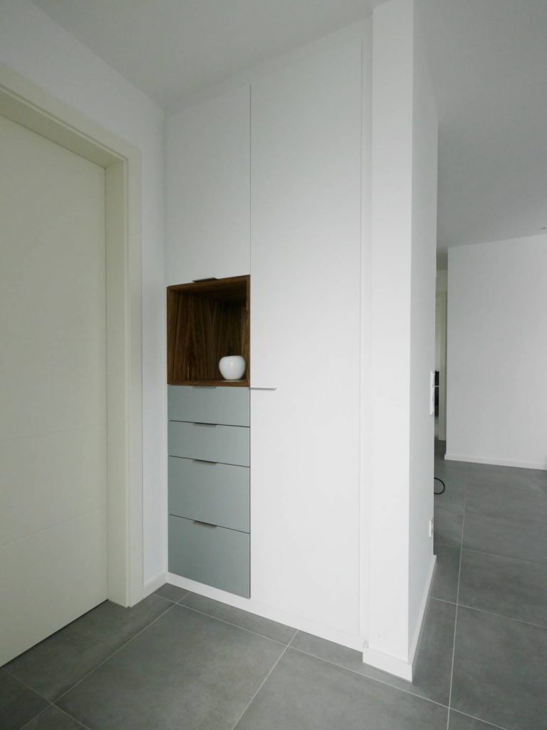 In die Nische eingepasstes Möbel, mit offenem Kubus aus Zebrano und grauem Akzent im Möbel. Schreinerei Hartmann Ellhofen.