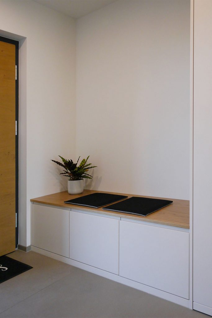 Einbauschrank mit ausziehbaren Schubladen und Sitzgelegenheit vom Schreiner