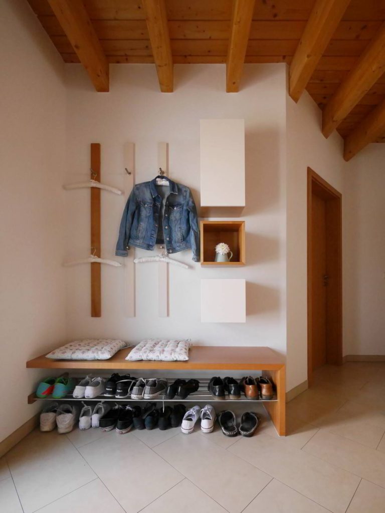 Garderobenelement mit Sitzbank, Schuh- und Wandregalen.