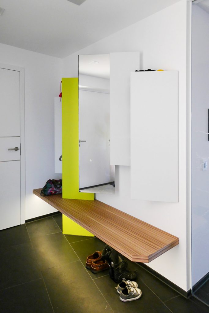 Garderobe aus Zebrano Furnier, Hochglanzlack weiß und grün sowie Spiegelkubus.