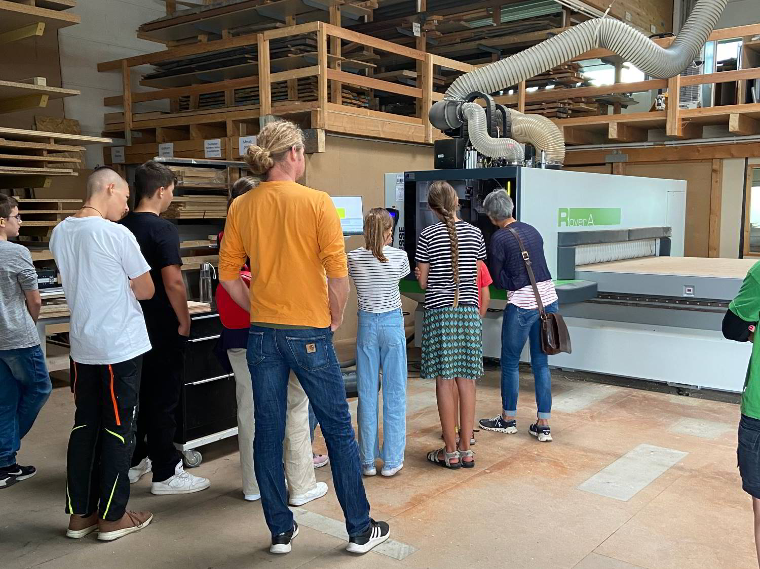 Fasziniert beobachten Kinder die CNC Maschine bei Hartmann WOHNfühlen und entdecken modernste Technik im Handwerk.
