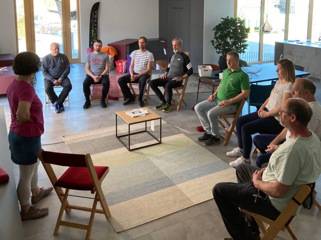 Das Team von Hartmann WOHNfühlen in der Ausstellung bei dem Gokhale Methode Übungen