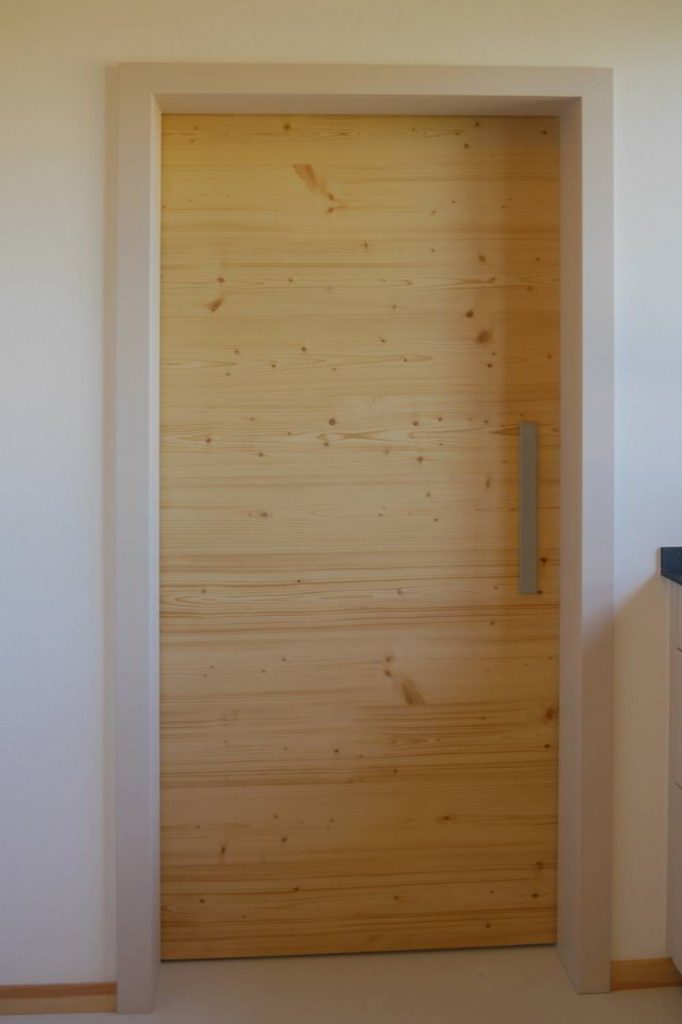 Türelemente als Schiebetüre in Fichte astig mit Zarge in beige.