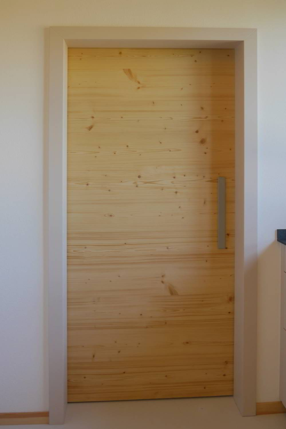 Türelemente als Schiebetüre in Fichte astig mit Zarge in beige.