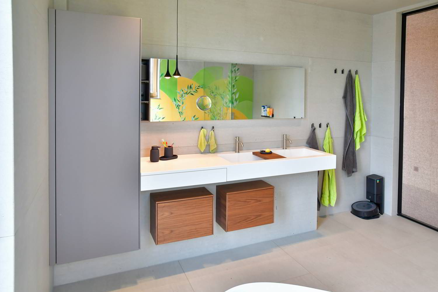 hängender Hochschrank in Badezimmer, kombiniert mi weißem Mineralgusswaschbecken, in deren Schürze eine Schublade eingelassen ist. Spiegelschrank über die gesamte Breite. Unter dem Waschtisch zwei quadratische Kubuse in Nussbaum. Ein Badmöbel das sich an die Räumlichkeit optimal anpasst.