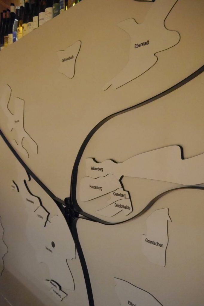 Landkarte auf Wand. Das Autobahnkreut ist in schwarz gehalten, die Weinanbaugebierte sind ausgefräst und mit Namen versehen.