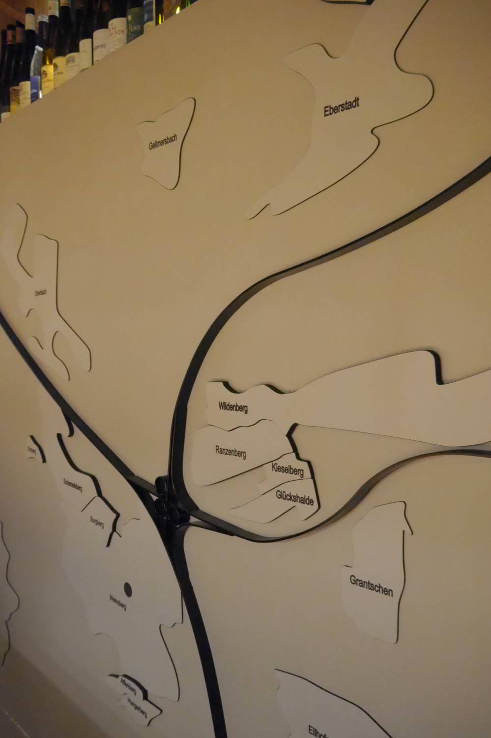 Landkarte auf Wand. Das Autobahnkreut ist in schwarz gehalten, die Weinanbaugebierte sind ausgefräst und mit Namen versehen.