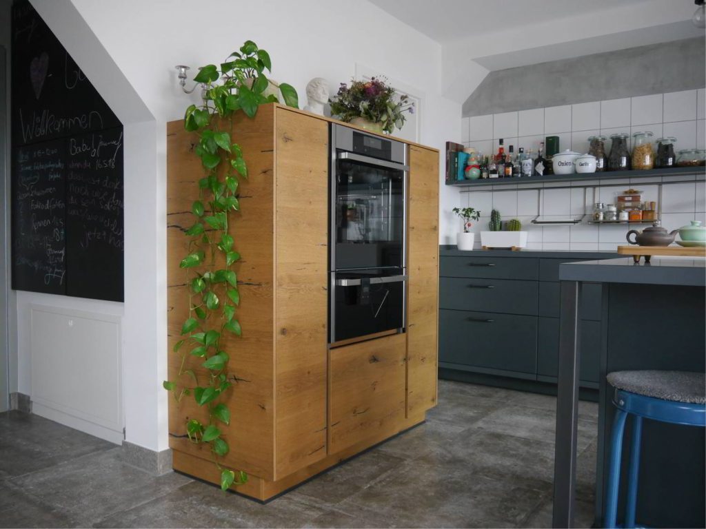 Einbauküche mit grifflosem Eichenschrank, er bietet Stauraum und dient der Unterbringung von Geräten. Gefertigt von der Schreinerei Hartmann, Ellhofen.