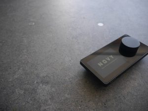 Novy Undercover Controller auf der dunkelgrauen Dekton Arbeitsplatte.