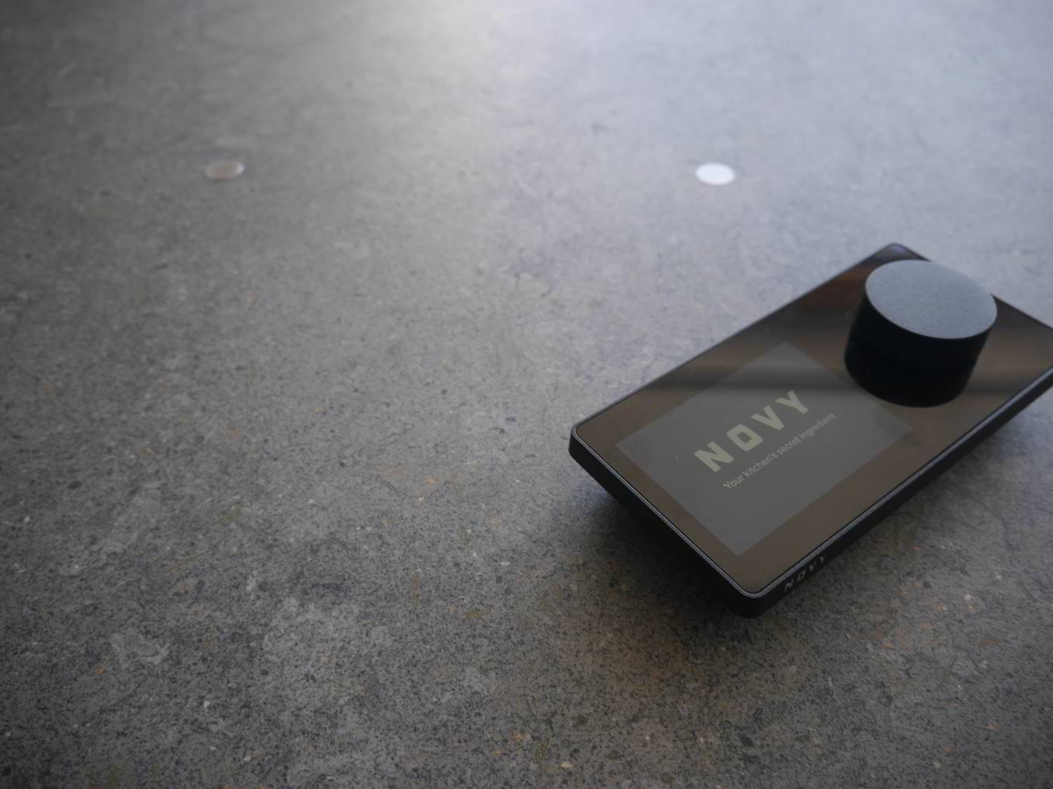 Novy Undercover Controller auf der dunkelgrauen Dekton Arbeitsplatte.
