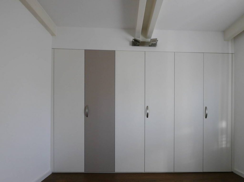 Vollflächiger Schlafzimmerschrank mit einer Türe in anthrazit, Schubladen innen im unteren Bereich in extra tiefer Ausführung (ca. 90 cm).