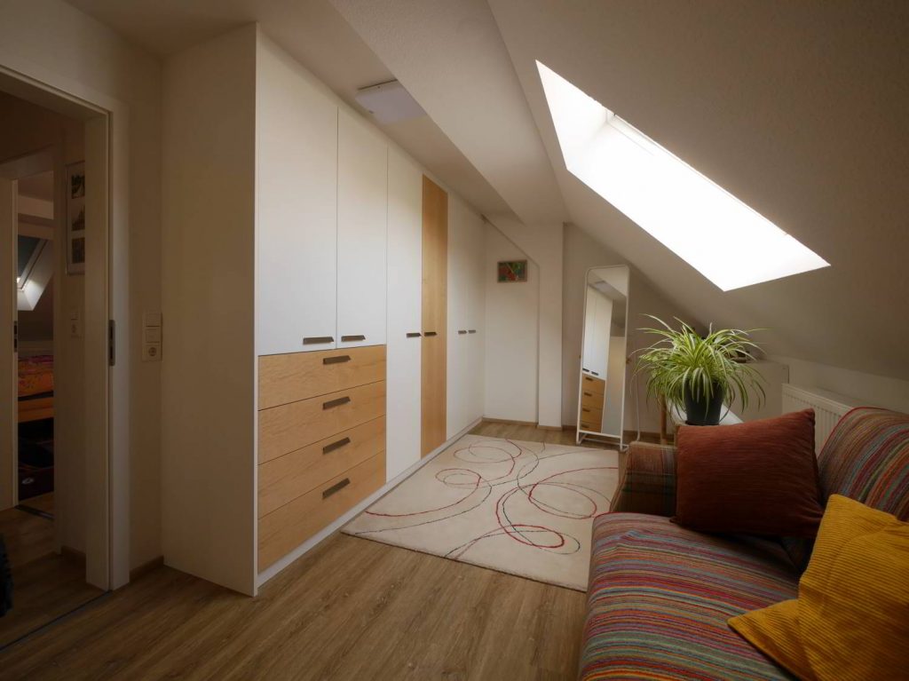 Eingepasster Schrank aus Kanadischem Ahornfurnier und weiß lackierten Fronten. HartmannWOHNfühlen, Ellhofen.