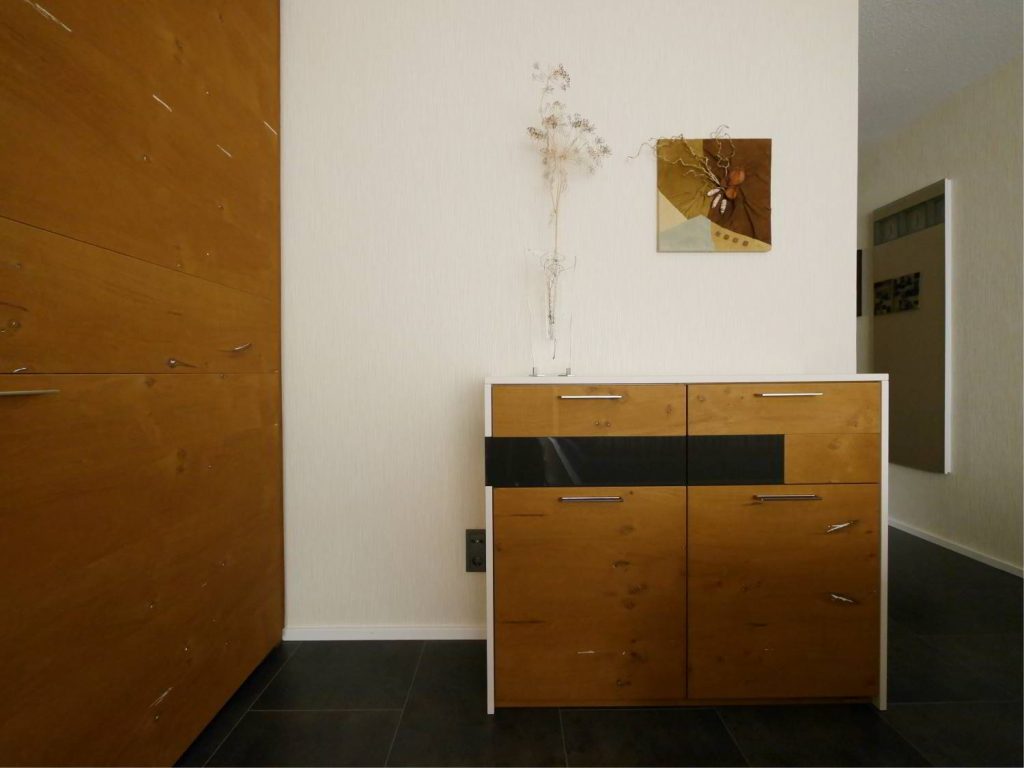 Kommode aus Eichenfurnier mit dunklen Streifen und weißem Rahmen. Gefertigt von der Schreinerei Hartmann, Ellhofen.