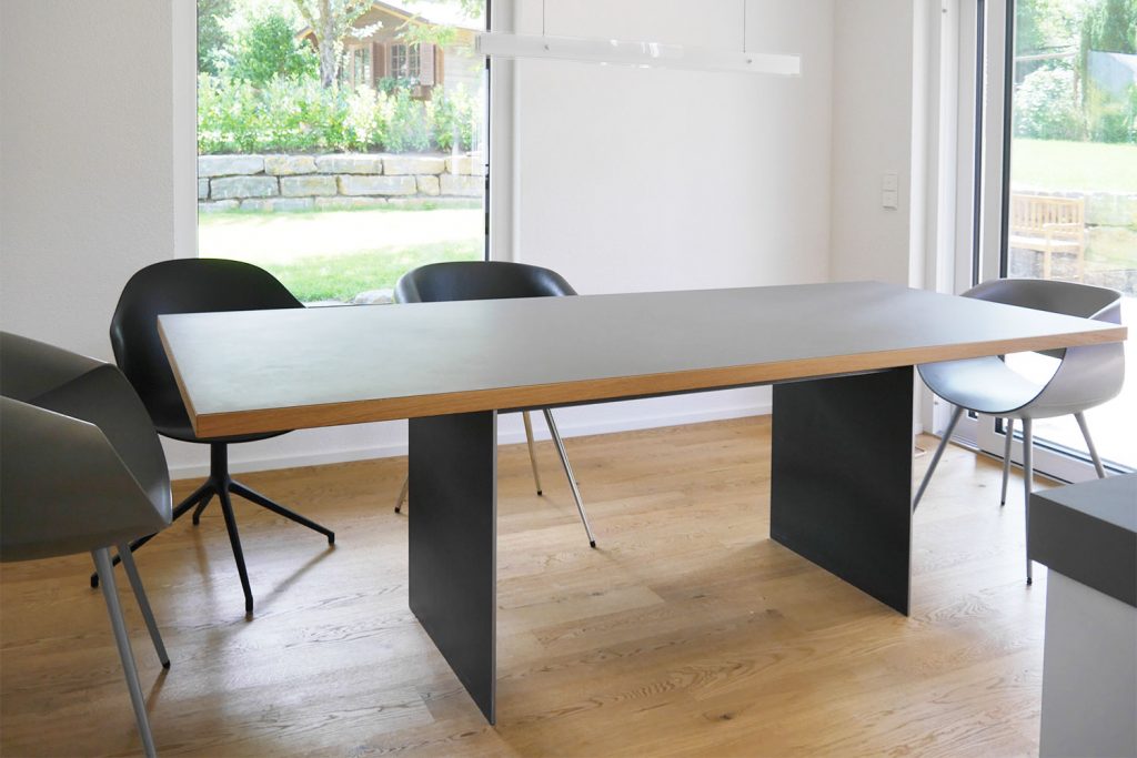 Esstisch mit Metallgestell, massiver Eichenkante und Linoleumoberfläche. Ein Möbelstück von HartWOHNfühlen.