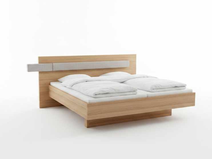 Bett in Holz mit gepolstertem grauen streifen als Bettrückwand