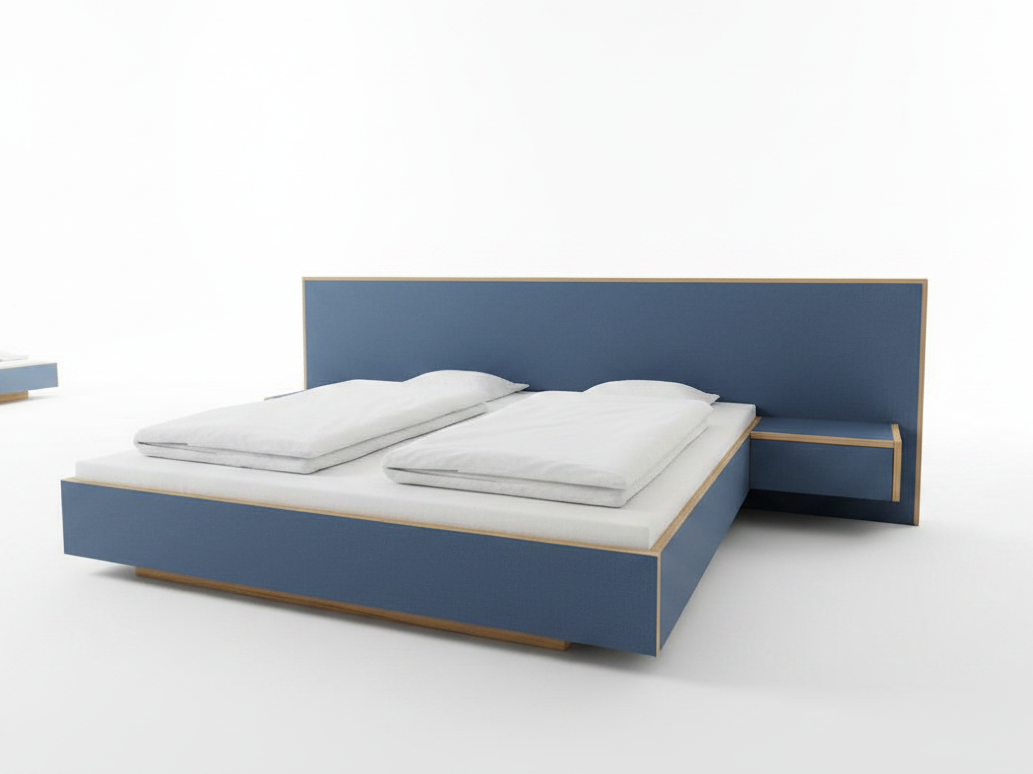 Bett mit Linolium in dunkelblau und kantne in Holz. Rückwand breiter als Bett mit Hängenachttisch