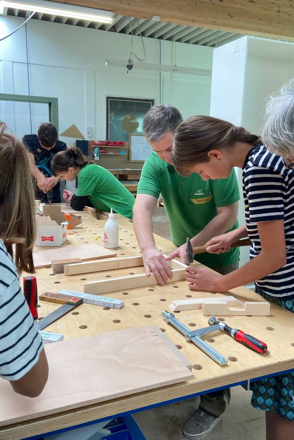 Kinder in der Werkstatt bei Hartmann WOHNfühlen in Ellhofen. Mit Begeisterung bauen sie mit Holz und entdecken die Welt des Handwerks.