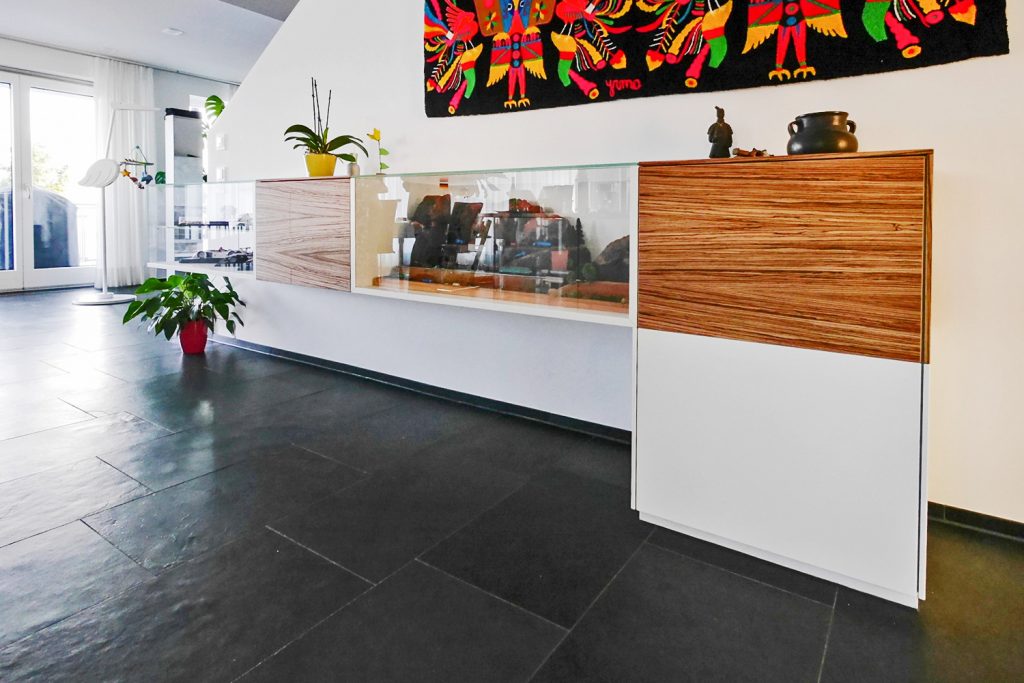 Teilweise freischwebendes Sammler - Sideboard mit Glasvitrinen aus Weißlack und Zebrano Furnier
