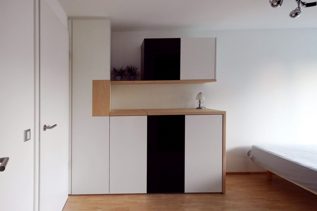 Einbauschrank mit ausfahrbarem, integrierten Stehtisch aus Ahorn. Innenausbau Hartmann, Ellhofen.