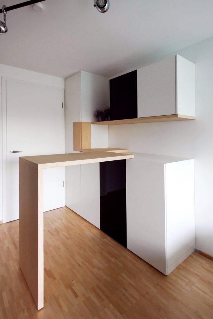 Einbauschrank mit ausfahrbarem, integrierten Stehtisch aus Ahorn. Innenausbau Hartmann, Ellhofen.